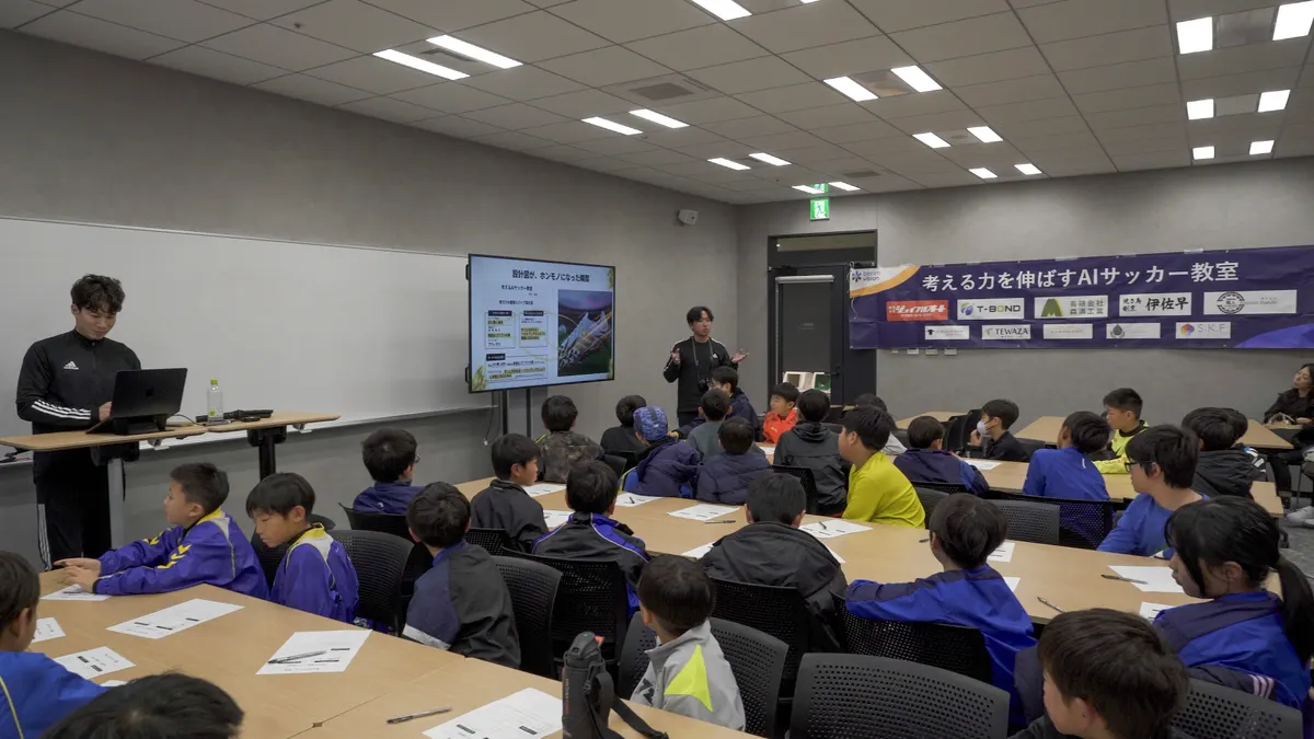 テクノバフェスのAIサッカー教室の会場全景。協賛企業の横断幕が掲出されている（長崎市）