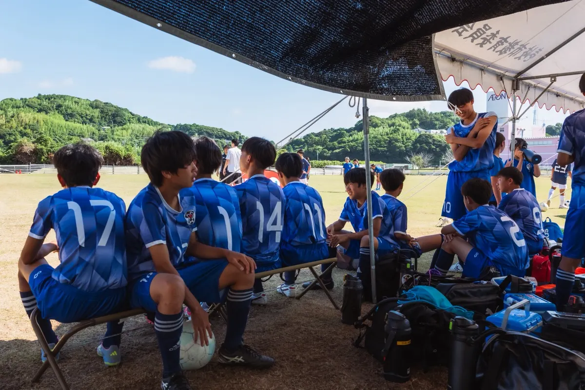 ベンチで試合を待つ選手たち（3アイランズ＋トレジャーズカップ）