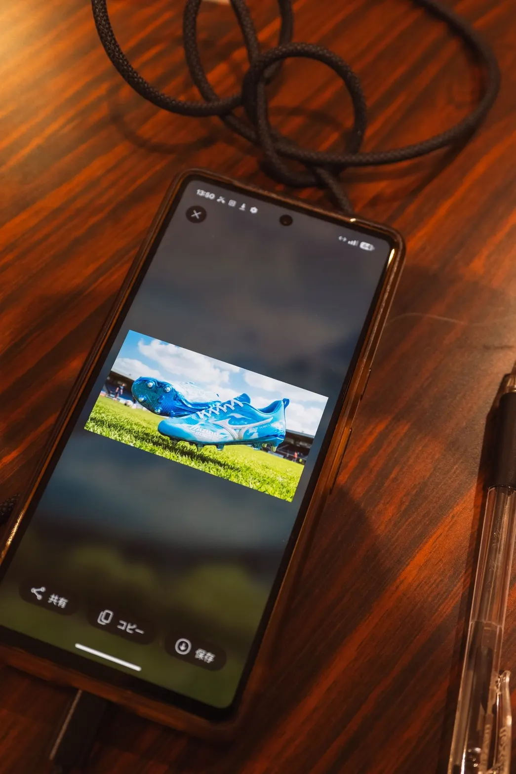 生成AIで作られたオリジナルスパイクの画像を表示したスマートフォン